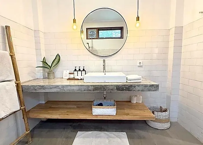 Middle House Bali Hotel 4*